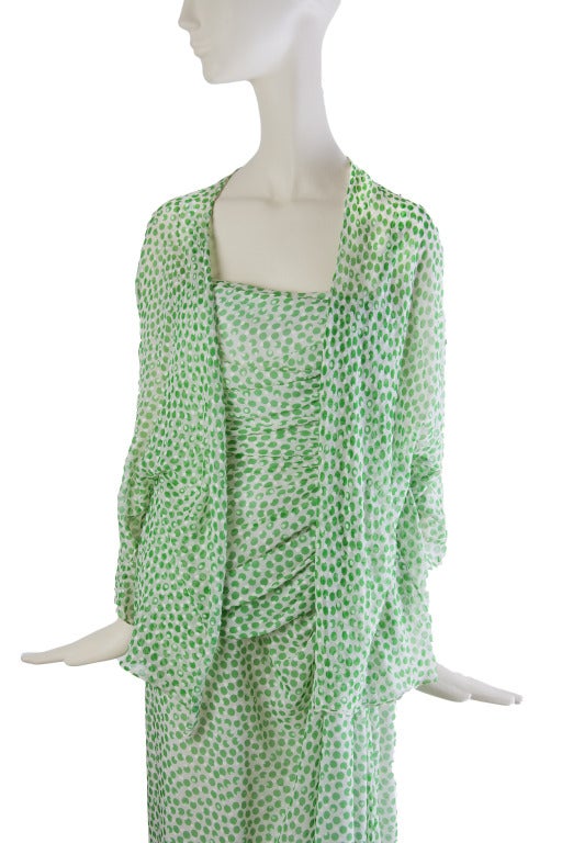 Green and white polka dots cover this stunning vintage evening gown by Oscar de la Renta. The dress has spaghetti straps and built in bustier.  The puckered left side and matching shawl adds elegance.  Has some yellowing on inner slip of dress. 