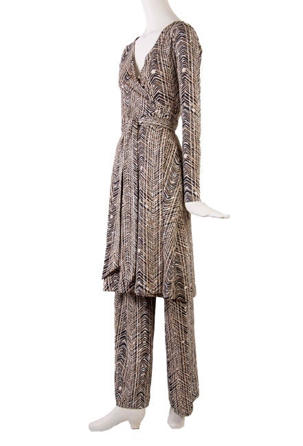 Iconic Diane Von Furstenberg
Rare 1970's Pant Suit
Brown, Black and Creme Print
Top features long sleeves with attached matching wrap belt
Pants have an elastic waist
Pant measurements:
Waist 25