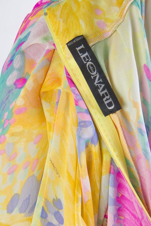 Vestido Leonard Vintage con estampado de seda
100% seda
Estampado floral con tonos primaverales
Cortinas preciosas
Firma Leonard Impresión de bordes
Plisado en el hombro
Cremallera oculta en la espalda
Cintura elástica
Estado impecable