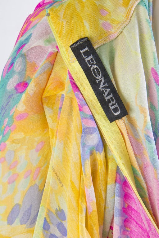 Leonard Vintage Silk Print Dress
100% silk
Floral Print with Spring tones
Drapes beautifully
Signature Leonard Border print
Pleating on Shoulder
Hidden Zip up the back
Elastic Waist
Mint Condition