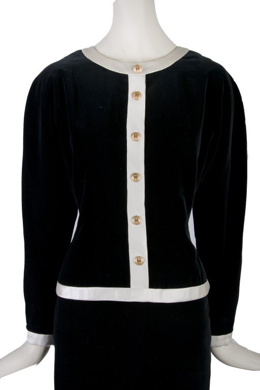 Chanel
Black Velvet
Creme Silk Detail
Gold Tone Buttons on Front & at Wrist
Hidden Zip & Eye Hook up the Back
Made in France
Cotton & Silk