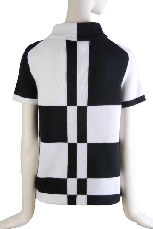 New Chanel Black & White Color Block Cashmere Short Sleeve Sweater Size 40 In New Condition In Boca Raton, FL