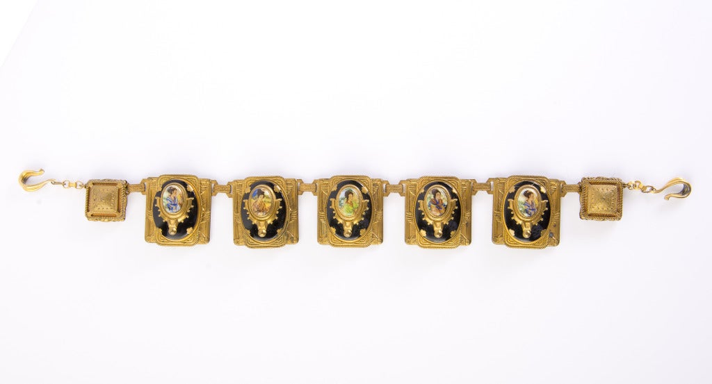 1920's Vintage Necklace
Oriental Women adorn porcelain plaques on black onyx atop of gold tone plaques
Back of gold tone plaques feature Egyptian Women posing
Each plaque measures approximately 2" X 2"
J hook clasp
Absolutely stunning!
