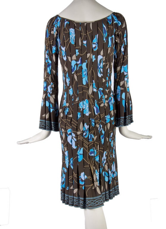 Emilio Pucci Pleated Dress
Brown with Blue & Turquoise Print
Ruched & Pleated Long Sleeve
Made in Italy
Slips over the head
100% Rayon