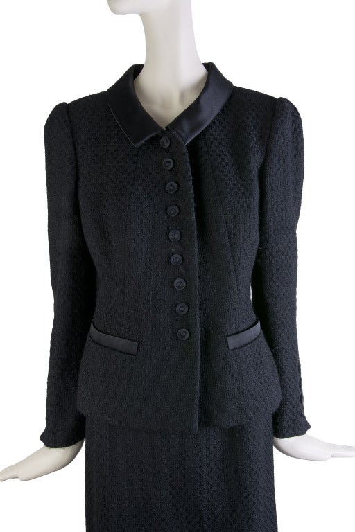 Oscar de la Renta Skirt Suit
Black Wool
Lined
Long sleeve top 
Covered button front closure
Faux Pockets
Collared
Skirt has zip and eye hook closure
Obligatory slit in back
Banded waist
Lined
Top Measurements:
Bust 35