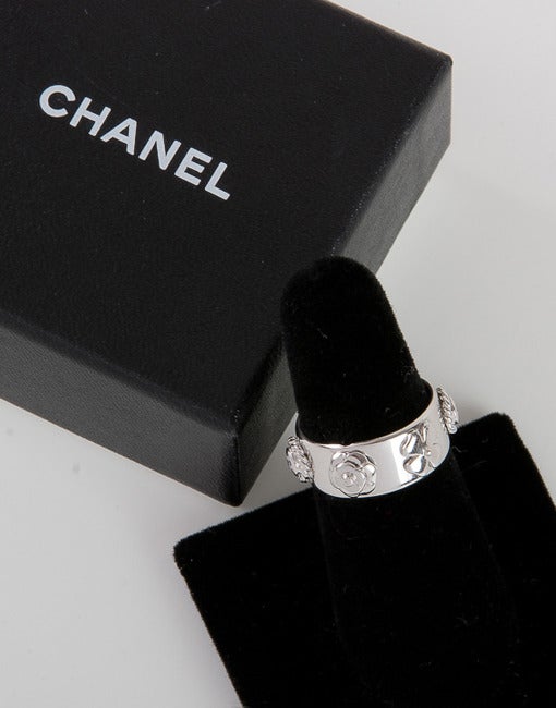 Chanel 18K White Gold Diamond Camelia Ring Size 8.5 In Excellent Condition In Boca Raton, FL
