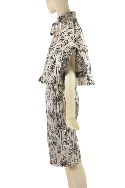 Gray New Alessandro Dell 'Acqua White with Black Floral Print Two Piece Skirt Suit For Sale