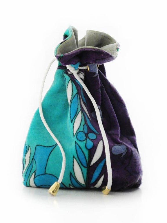 Vintage Emilio Pucci jewelry or coin bag in seafoam green velvet with purple and teal signed print. Bag has white cord drawstring closure and gold hardware. Fully lined. 

Measurements-

Height: 6