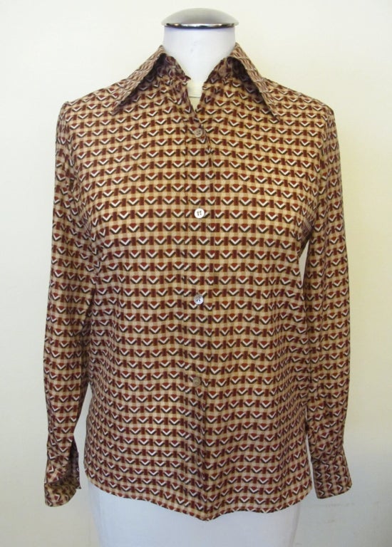 Classic 1970's blouse with geometric print in redwood brown, chocolate brown, white and shades of tan. Measures 15.5 inches from shoulder to shoulder with 23 inch long sleeves.

Photography provided by Roberto Rosas-Mariscal for Helpers House of