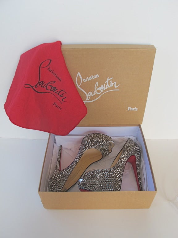 Neu Christian Louboutin Schuhe aus Hämatit mit Swarovski-Kristall im Angebot 5