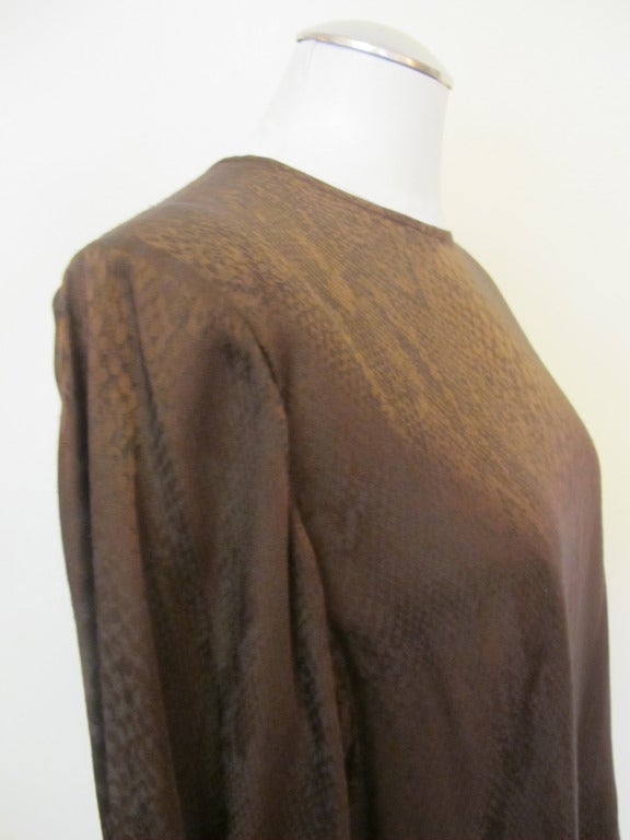 Long sleeve brown silk snake skin print with key hole buttoned in the back with a loose fit. Sleeve length 23.5 inches, shoulder to shoulder 16.5 inches.