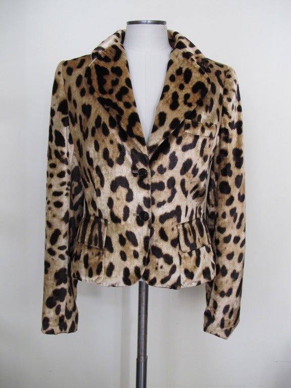 Chic Leopard design jacket; exquisite fabric. Seems to be an American size 2 to 4. Sleeve length 25.5 inches, Shoulder to shoulder 16 inches.