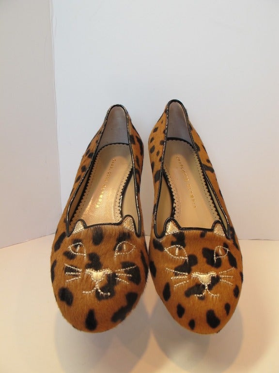 Charlotte Olympia Kitty Leopard flats face is embroidered with gold threads on vamp. Leopard print stenciled calf hair patent leather piping around ear 1/2