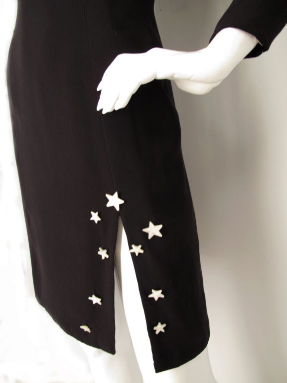 1988 Geoffrey Beene Kleines Schwarzes Kleid mit Schlitz und Perlmuttsternen im Zustand „Gut“ in Studio City, CA