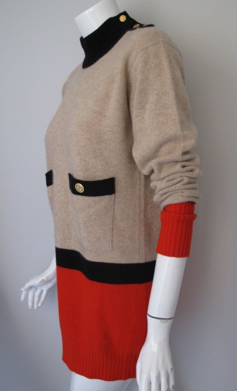 1980s Chanel 100% Cashmere Color Block Sweater w/Clover Buttons In Excellent Condition In Studio City, CA
