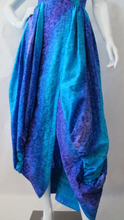 Bill Blass - Robe bulle en soie bleue et mauve avec écharpe assortie en vente 1
