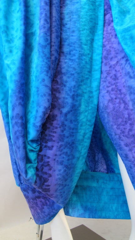 Bill Blass - Robe bulle en soie bleue et mauve avec écharpe assortie en vente 2