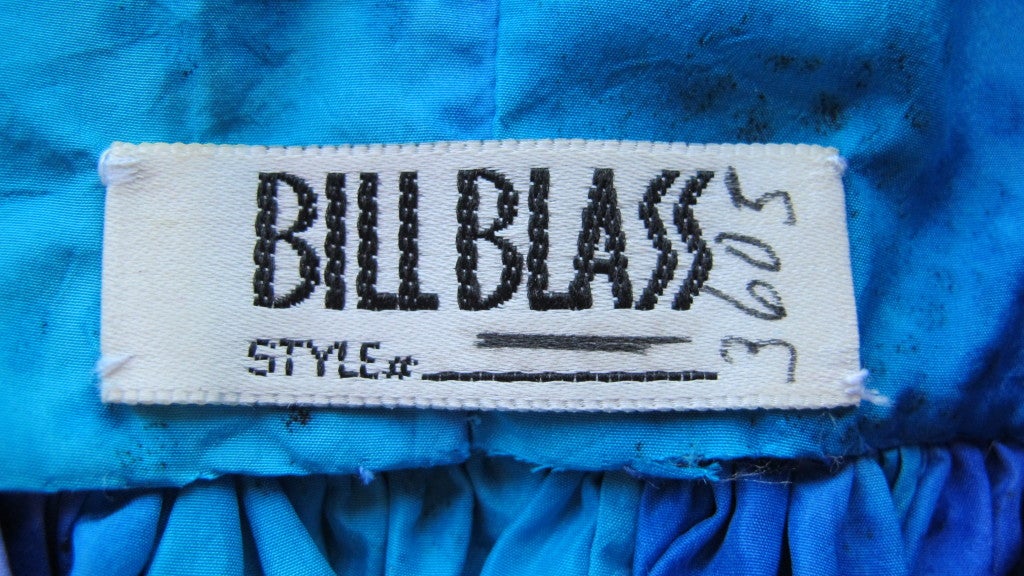 Bill Blass - Robe bulle en soie bleue et mauve avec écharpe assortie en vente 4