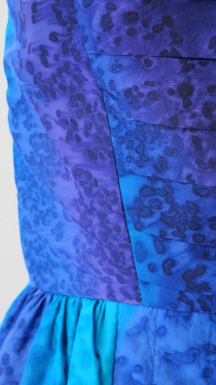 Bill Blass - Robe bulle en soie bleue et mauve avec écharpe assortie en vente 3