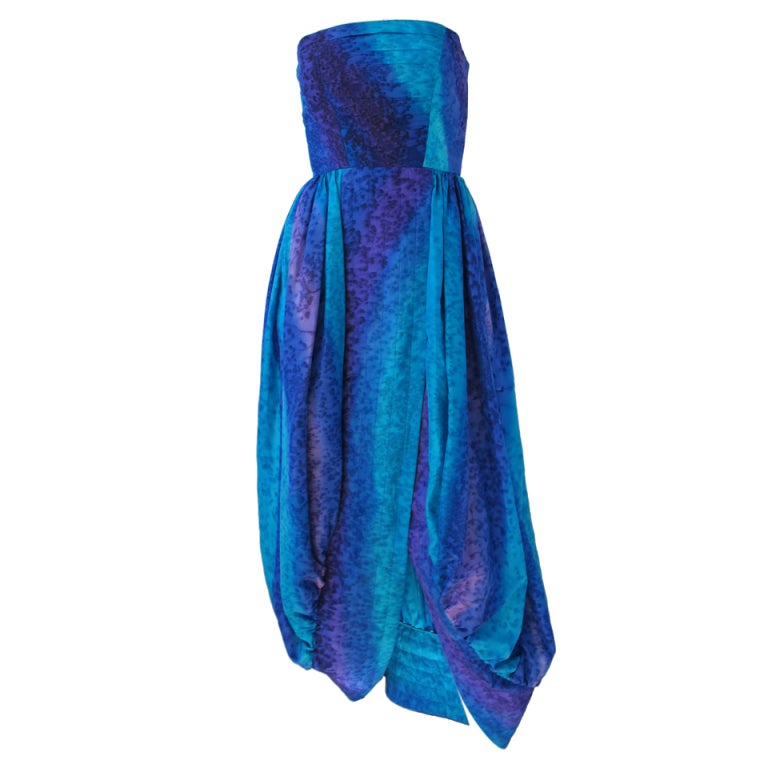 Bill Blass - Robe bulle en soie bleue et mauve avec écharpe assortie en vente