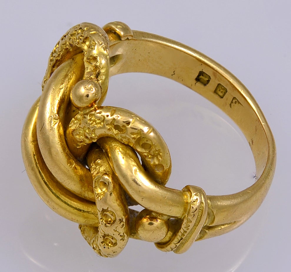 An unusually large and heavy 18ct Gold Lovers Knot Ring in good and little worn condition
