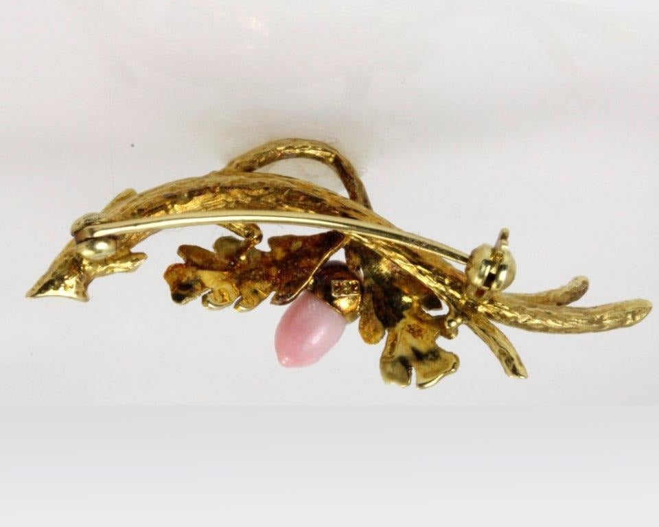 An utterly charming Victorian Brooch, comprising a lovely Queen Conch natural Pink Pearl mounted as an acorn with a spray of Rose Diamonds as the cap with Gold Oak leaves and branches.
A stylish addition to any lapel or dress.