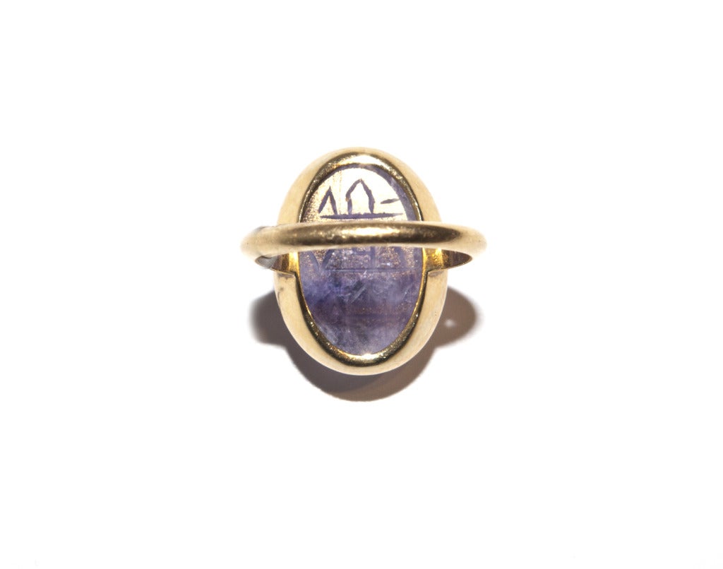 An Egyptian Carved Amethyst Scarab in a Gold Ring Mount In Good Condition In London, GB