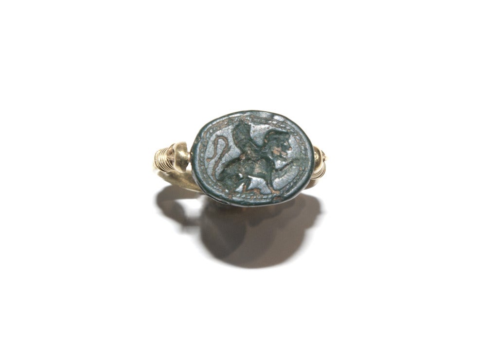 An Ancient Greenstone Scarab in a Gold Stirrup Ring Mount In Fair Condition In London, GB