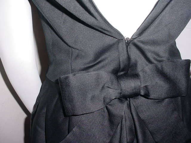 Beautiful Victor Costa black vintage 80s cocktail dress. Bow at back. Back center zipper. Excellent condition. Labeled size 6.

36 inch bust
26 inch waist
37 inch hips
39 inches long