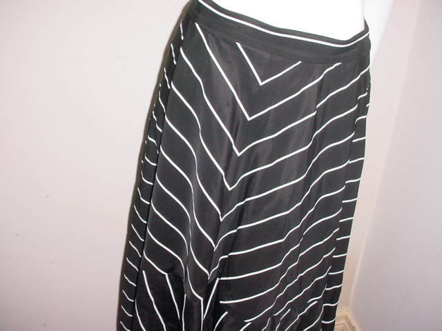 Women's Jean-Louis Scherrer Couture vintage skirt in black silk For Sale