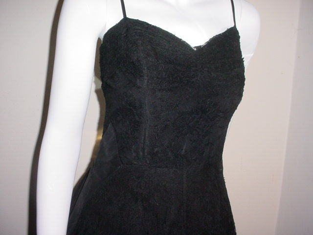 Vintage 1940s black Chantilly lace long evening gown. Petticoat is not included. Black silk taffeta side panels. Back center zipper. Excellent condition, I can find only one tiny break in the lace on the skirt. Boned bodice.

Bust 38 inches
Waist