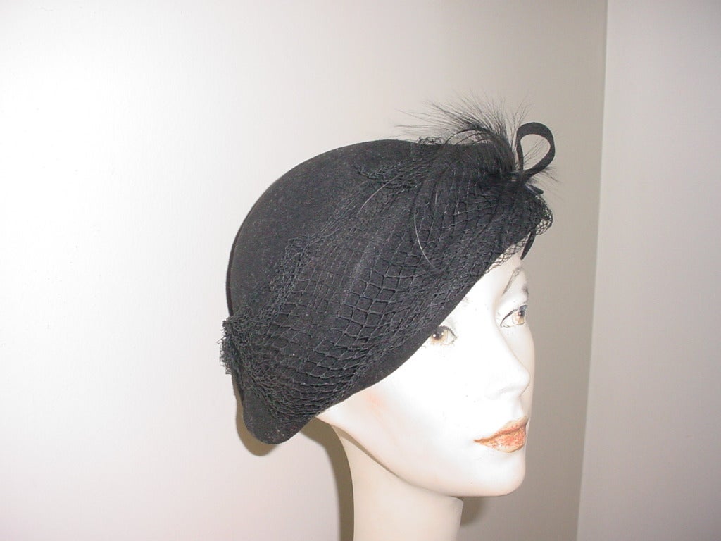 Vintage 40s black felt hat with feathers, veil and bow. Excellent condition. Fits a large sized head.