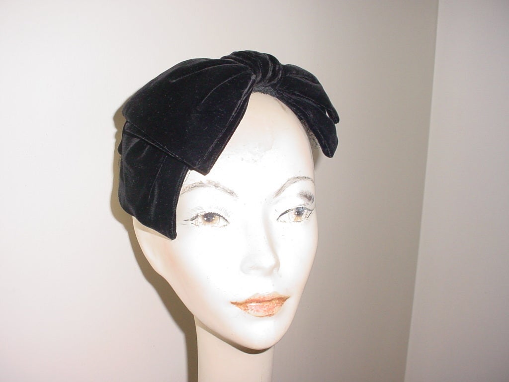 Vintage black velvet 50s bow hat by Don Marshall. Don Marshall's clients included The Duchess of Windsor, Rose Kennedy, Joan Crawford, Estee Lauder, Irene Worth, Rosalind Russell and Nancy Kissinger. The hat that Grace Kelly wore at her wedding was