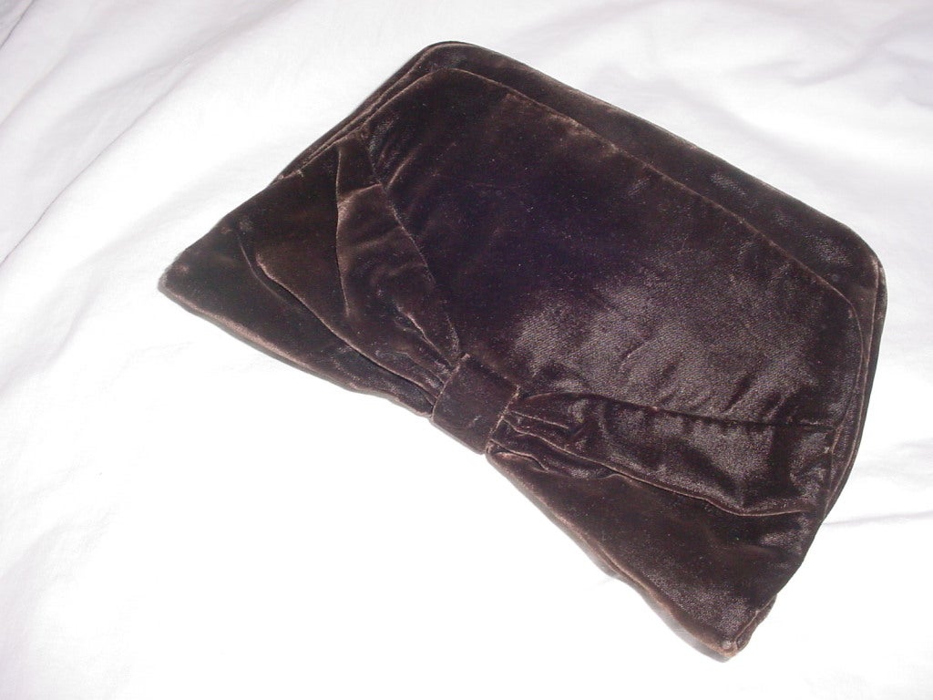 Vintage 50s brown velvet clutch bag by Rosenfeld. Very good vintage condition, the velvet is worn in a few small spots. Interior has zipper closure.