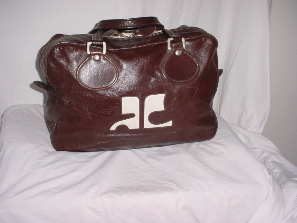 Superbe sac de voyage vintage de Courreges en brun et blanc. Avec le logo de Courreges