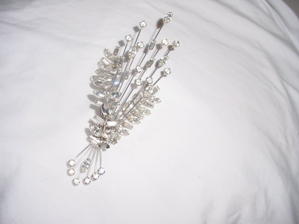 Large vintage en tremblant brooch. With clear rhinestone stones. 2 x 5.5 inches.