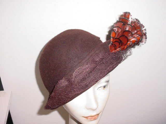 Vintage brown felt hat from the 1930s with pheasant feather trim. Very good condition.