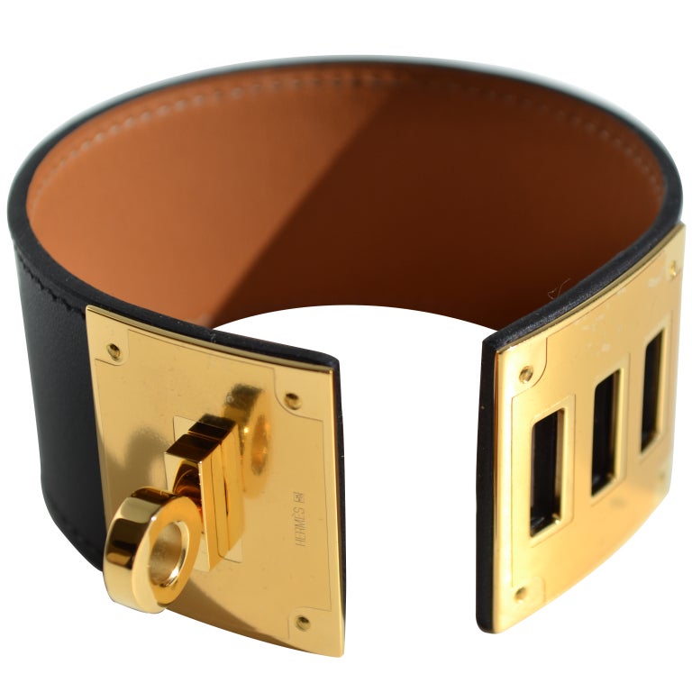 Créateurs de Luxe is excited to bring you this brand new Hermès Dog Collar Bracelet!

So Pretty!

Hermès Dog Collar Black Swift Leather Bracelet | Gold Hardware | P Stamp

This Hermès braclet is a Small. The bracelet measures 18cm / 6.9