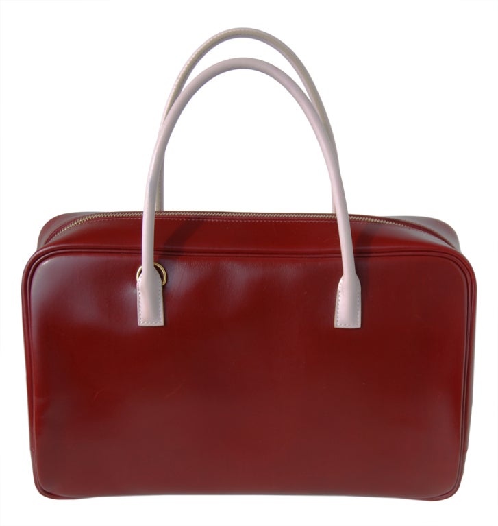 Créateurs de Luxe è lieta di presentarti questa nuovissima borsa di Hermès!

Hermès Borsa Lorrain in pelle rossa e rosa | Hardware oro | Timbro F

La parte principale con cerniera rossa di questa bellissima borsa Lorrain presenta un interno in