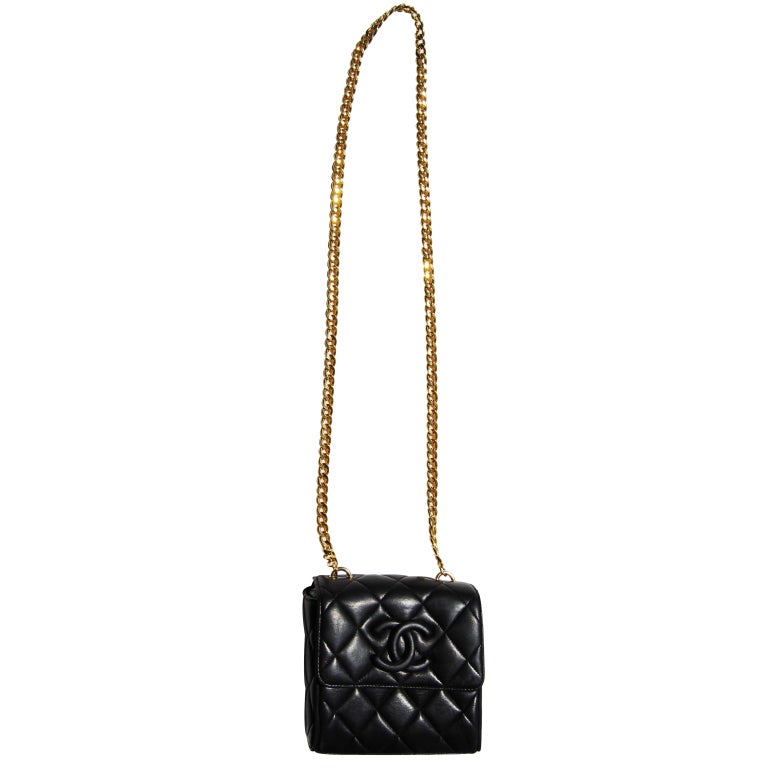 Createurs de Luxe is happy to bring you this beautiful vintage Chanel bag.
Pre-Owned
Authentic CHANEL Black quilted leather box Handbag | Gold Hardware  | Snap Closure | 

Substantial Gold Chain- Heavy weight not some light chain!

This bag
