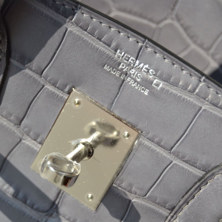 Women's or Men's 35cm Hermès Matte Paris Grey Alligator Birkin Handbag