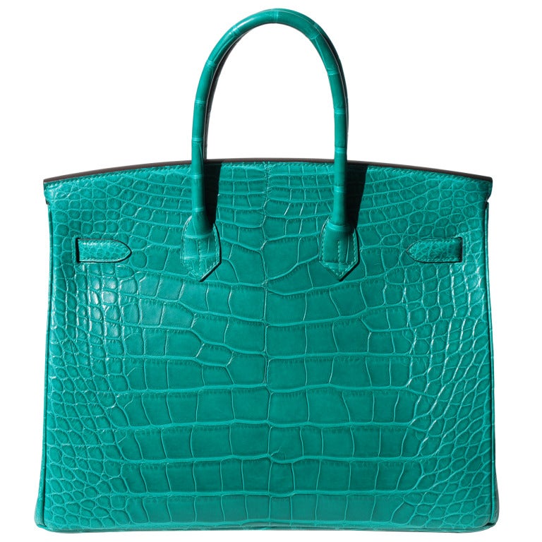 Créateurs de Luxe is happy to offer this gorgeous new arrival!
WHAT A NEW GORGEOUS COLOR!!
BRAND NEW

35cm Hermes Matte Malachite Alligator Birkin Handbag | Gold Hardware | Q Stamp

The bag measures 35cm / 14