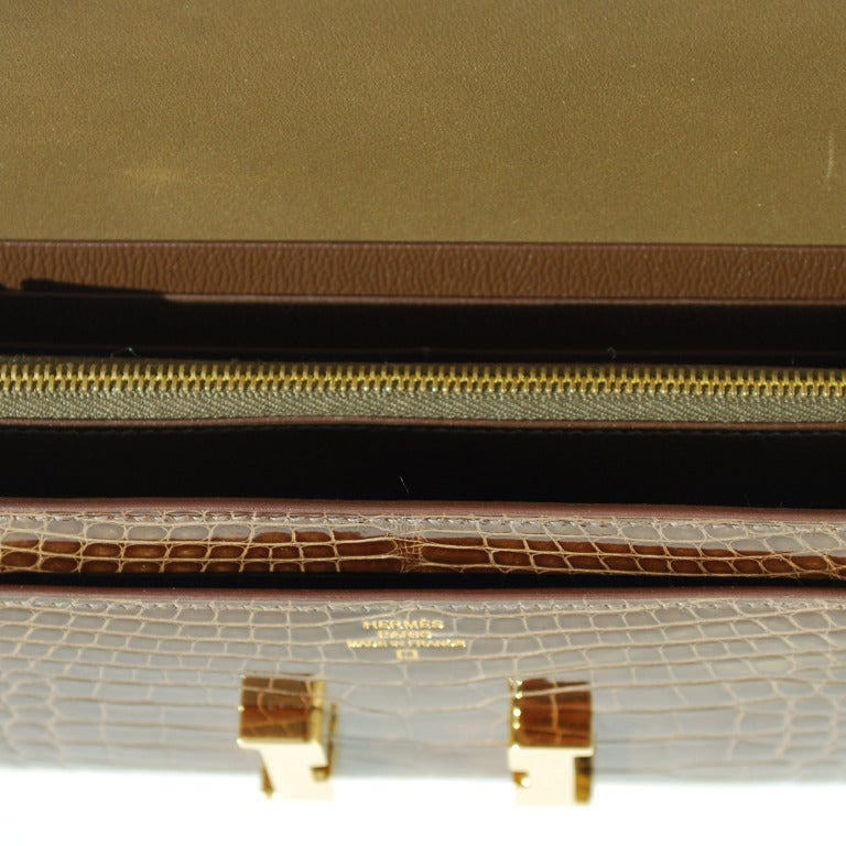 Hermes Shiny Gris Elephant Alligator Constance Wallet In New Condition For Sale In Chicago, IL