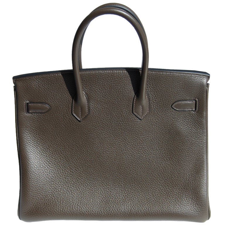 Hot Handbag!

Createurs de Luxe offers this brand new Hermes Birkin Handbag.

Brand New!

35cm Hermes Vert Bronze Togo Leather Birkin Handbag | Palladium | O Stamp

The bag measures 35cm / 14