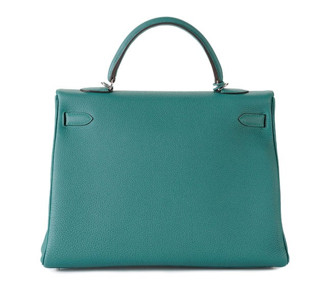 Amazing new colour Malachite, seen with Hermès and Chanel runway...very new and very few!!!

This Hermès Kelly is made of the scratch resistant togo leather combined with palladium hardware.

The handbag is BNIB and comes as a full set; bag, two