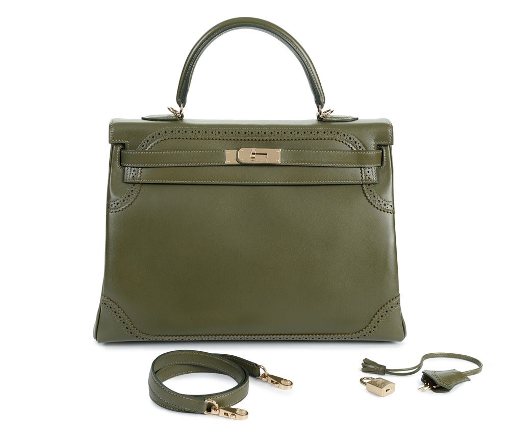 Green is THE colour of the season! 

Get in style with the Vert Veronese Kelly and add colour to your wardrobe in a distinctive manner that sets you apart from the ordinary!

Kelly Ghillies is a bag inspired by the world famous Ghillie Brogue