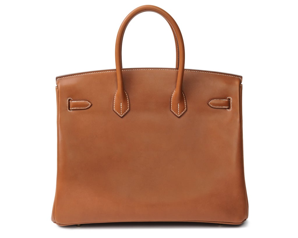 Uber chic
Uber rare

Barenia leather is considered as one of the most luxurious leathers among the regular leather collection of Hermès. Barenia has a  butter soft feel and in this 'fauve' colour the look of deep honey gold. En plus, it has the