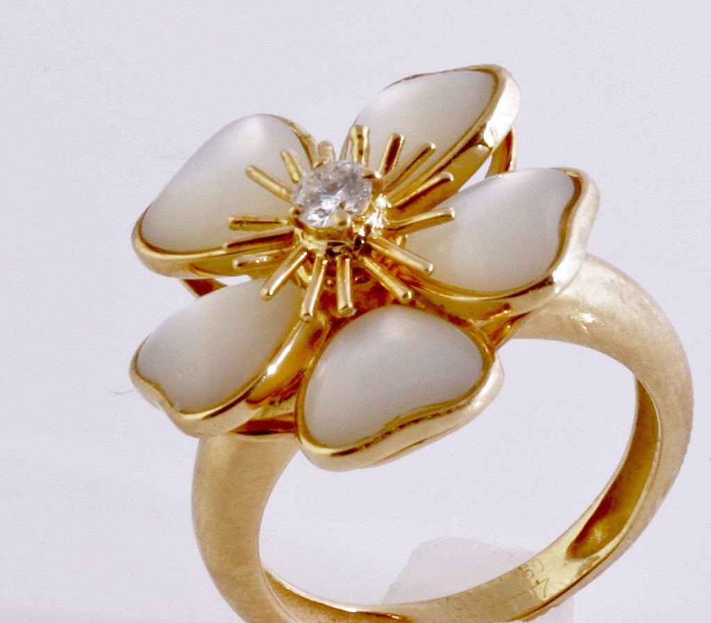 VAN CLEEF & ARPELS Mother of Pearl Gold Ring