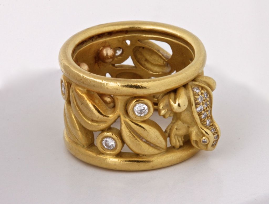 This is a super-charming ring that is part of Kieselstein-Cord's Midsummer Night's Dream collection. It's a conversation piece and a work of art, and it will make you smile.

WEIGHT: 20.4 grams

WIDTH: 1.4 cm

SIZE: 4 (but it has sizing