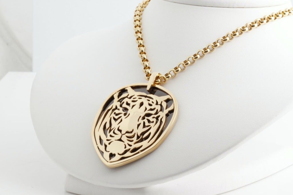 What a strong piece from Carrera y Carrera. This perfect pendant depicts a noble lion face in 18k yellow gold against a black background. And the chain is just gorgeous. This is a beautiful and bold piece from the wonderful designers at Carrera y